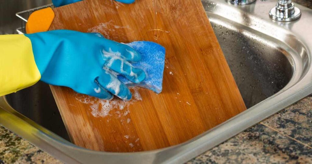 How to Remove Onion Smell from Your Cutting Board